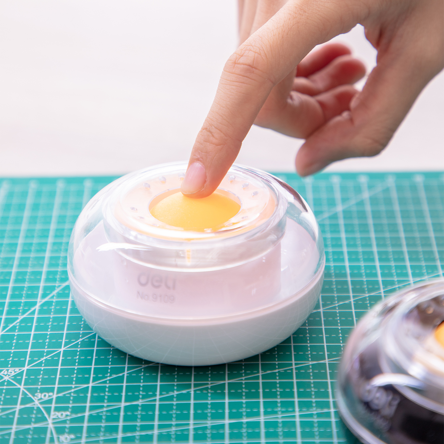 deli E9109 Finger Moistener, φ90×35mm, Assorted Colors - Image 2