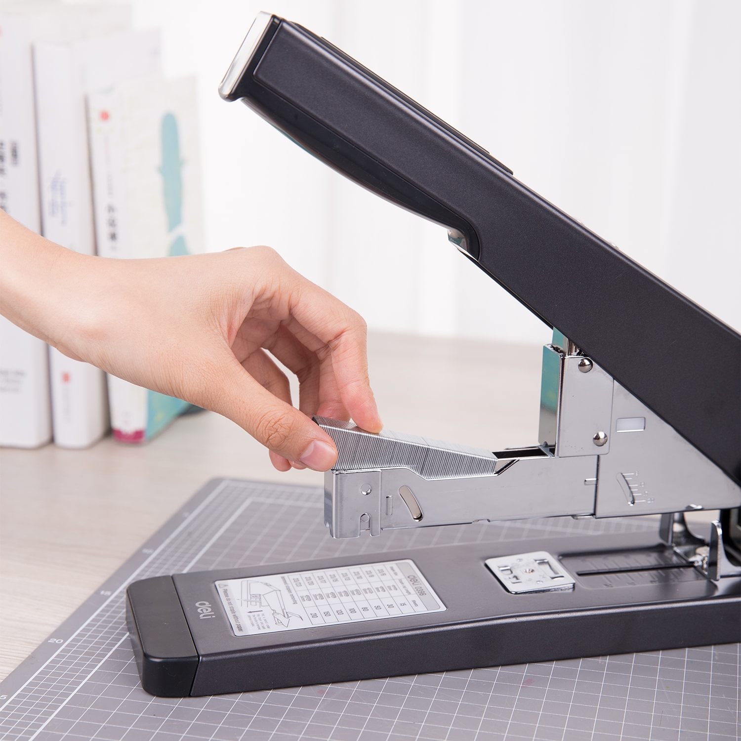deli E0396 Heavy Duty Stapler, 210sheets, Black - Image 2