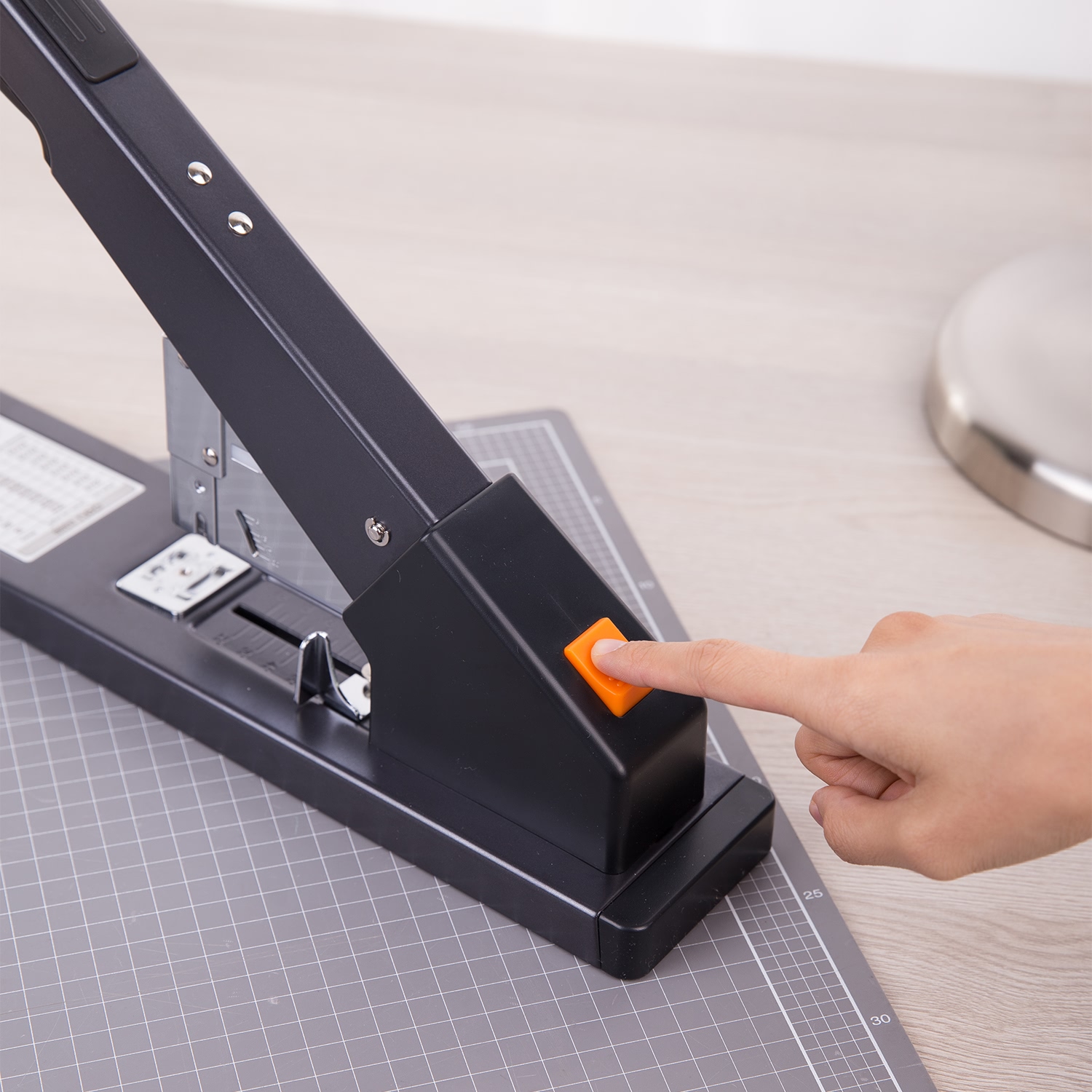 deli E0396 Heavy Duty Stapler, 210sheets, Black - Image 3