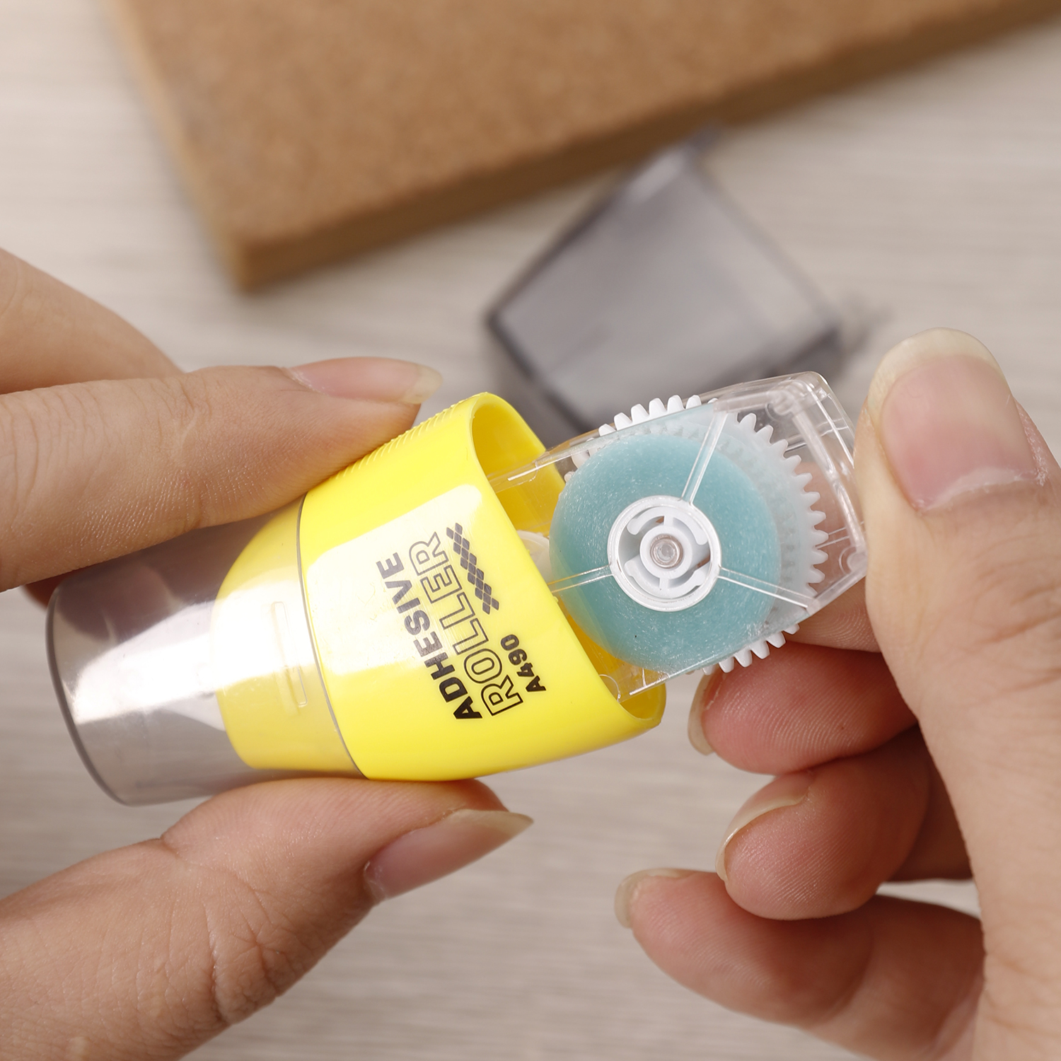 deli EA49112 Adhesive Roller, 8M*6mm, Transparent - Image 4