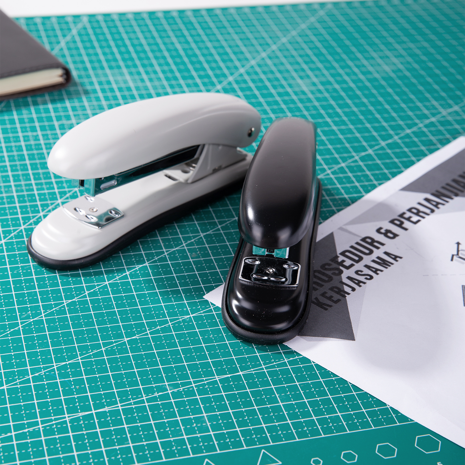 deli E0344 Stapler, 25sheets,24/6 & 26/6, Assorted Colors - Image 4