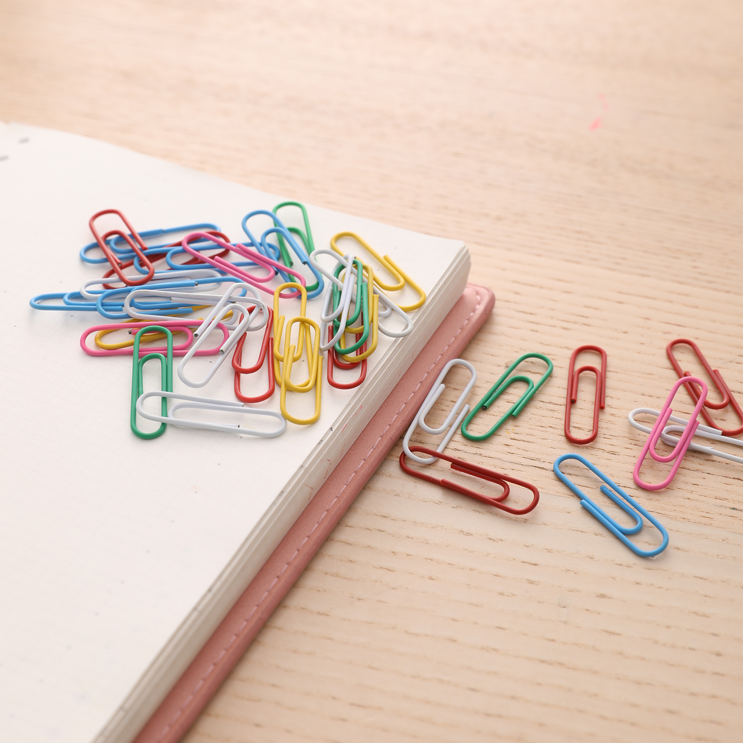 deli E39716 Paper Clips, #4, 33mm, Assorted Colors - Image 5