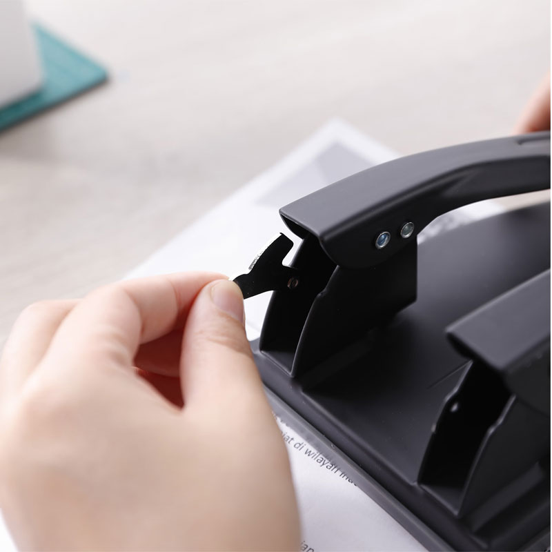 deli E0139 Punch, 25 sheets,70mm,Φ6mm, Black